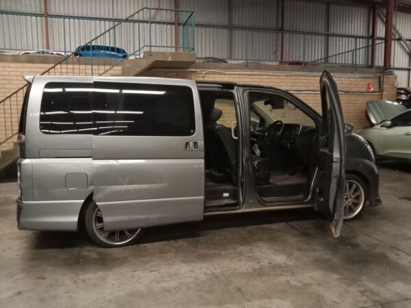 P5059 - Nissan Elgrand 2006 Grey Wrecking - Image 4