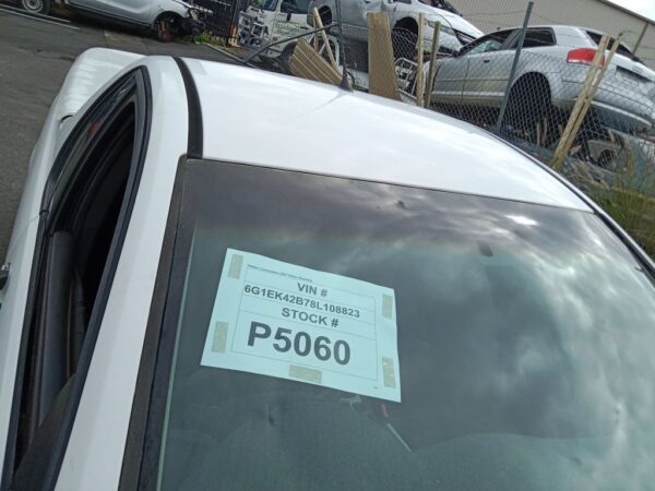 P5060 - Holden Commodore Ute 2007 White Wrecking - Image 3