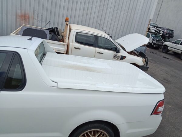 P5060 - Holden Commodore Ute 2007 White Wrecking - Image 6