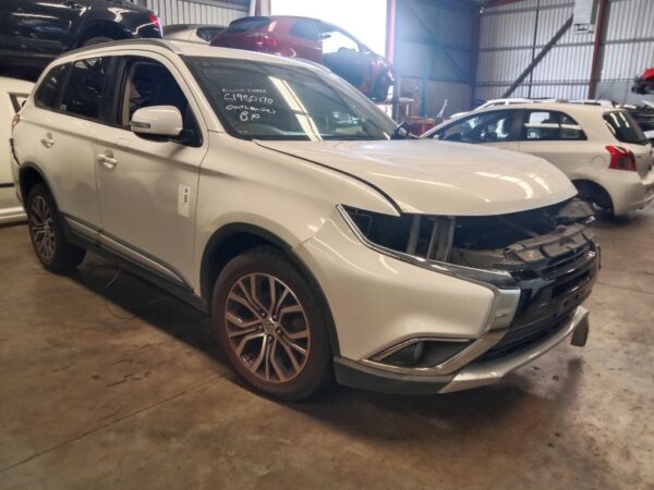 P5063 - Mitsubishi outlander 2017 White Wrecking