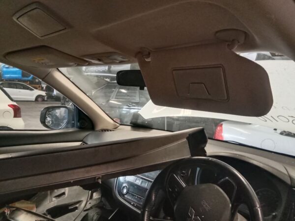 P5063 - Mitsubishi outlander 2017 White Wrecking - Image 2