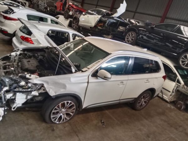P5063 - Mitsubishi outlander 2017 White Wrecking - Image 3