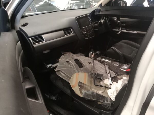 P5063 - Mitsubishi outlander 2017 White Wrecking - Image 9