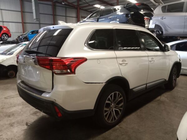 P5063 - Mitsubishi outlander 2017 White Wrecking - Image 14