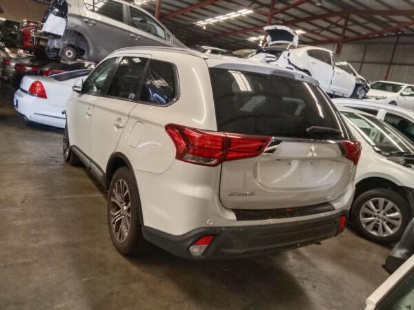 P5063 - Mitsubishi outlander 2017 White Wrecking - Image 15
