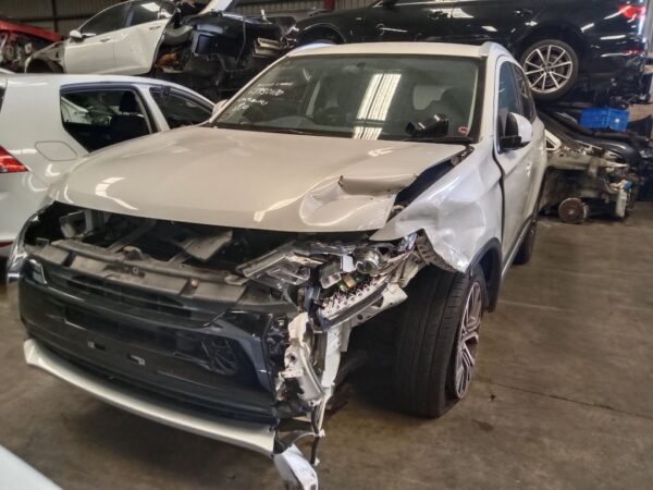 P5063 - Mitsubishi outlander 2017 White Wrecking - Image 16