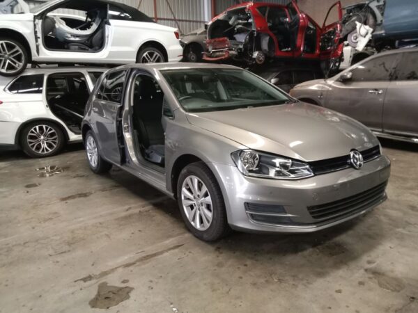 P5073 - Volkswagen golf 2014 Grey Wrecking