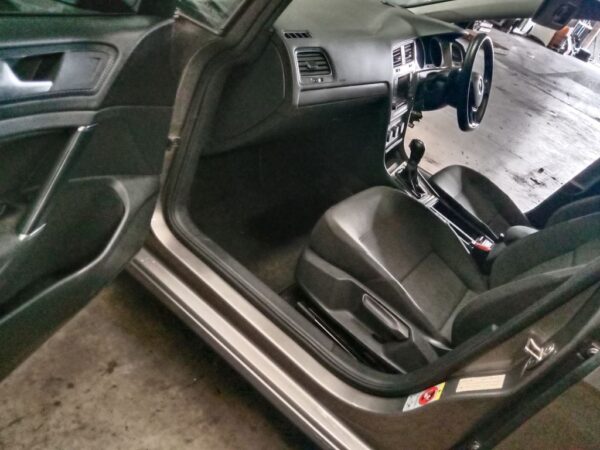 P5073 - Volkswagen golf 2014 Grey Wrecking - Image 2