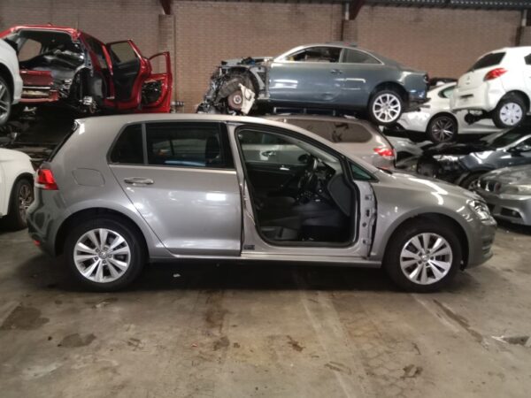 P5073 - Volkswagen golf 2014 Grey Wrecking - Image 15