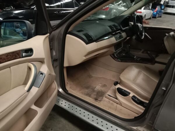 P5074 - BMW E53 X5 2004 Gold Wrecking - Image 7