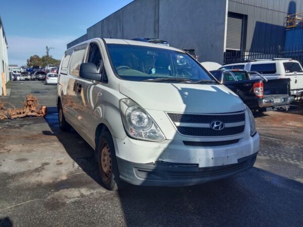 P5076 - Hyundai iload 2010 White Wrecking