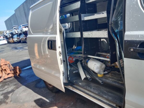 P5076 - Hyundai iload 2010 White Wrecking - Image 10
