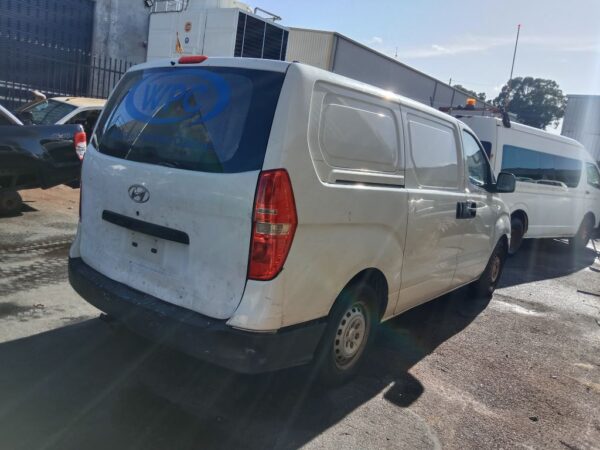 P5076 - Hyundai iload 2010 White Wrecking - Image 12