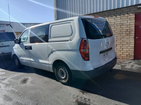 P5076 - Hyundai iload 2010 White Wrecking - Image 14