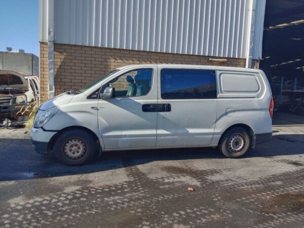 P5076 - Hyundai iload 2010 White Wrecking - Image 15