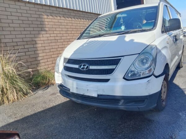 P5076 - Hyundai iload 2010 White Wrecking - Image 16
