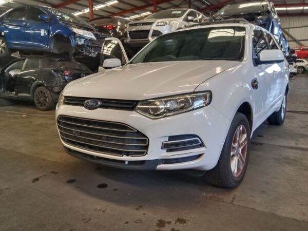 P5077 - Ford territory 2013 White Wrecking - Image 3