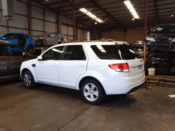 P5077 - Ford territory 2013 White Wrecking - Image 16