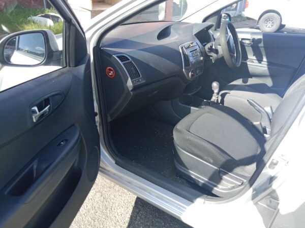 P5084 - Hyundai i20 2012 Silver Wrecking - Image 5