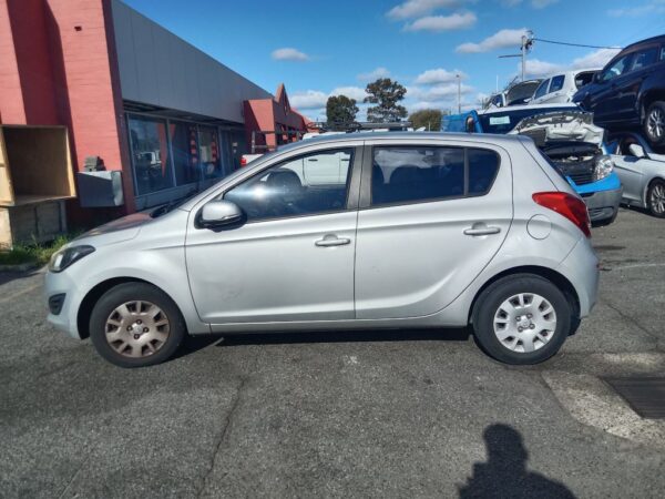 P5084 - Hyundai i20 2012 Silver Wrecking - Image 11