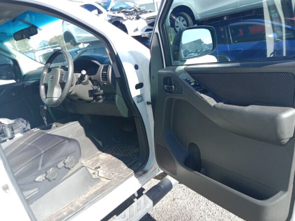P5085 - Nissan Navara 2009 White Wrecking - Image 6