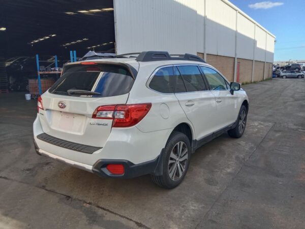 P5087 - Subaru outback 2021 White Wrecking - Image 11