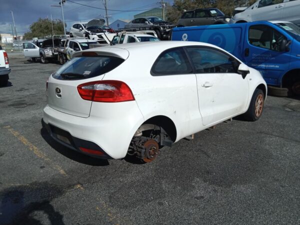P5096 - Kia Rio 2015 White Wrecking - Image 16