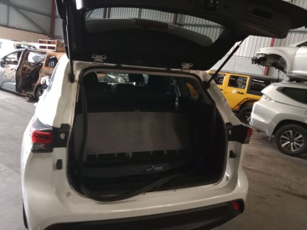 P5108 - Toyota Kluger 2022 White Wrecking - Image 8