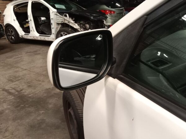 P5109 - Toyota corolla 2010 White Wrecking - Image 6