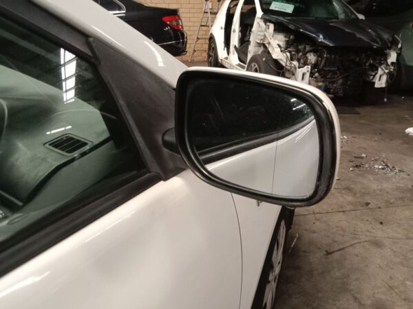 P5109 - Toyota corolla 2010 White Wrecking - Image 7