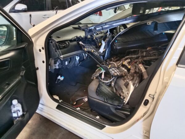 P5110 - Toyota Camry 2014 White Wrecking - Image 3