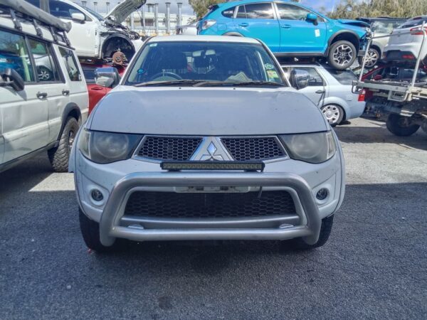 P5117 - Mitsubishi Triton 2012 White Wrecking