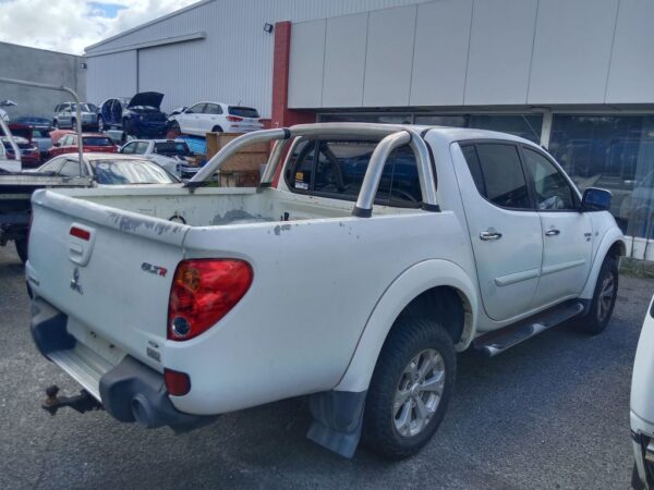 P5117 - Mitsubishi Triton 2012 White Wrecking - Image 8