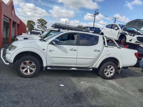 P5117 - Mitsubishi Triton 2012 White Wrecking - Image 11