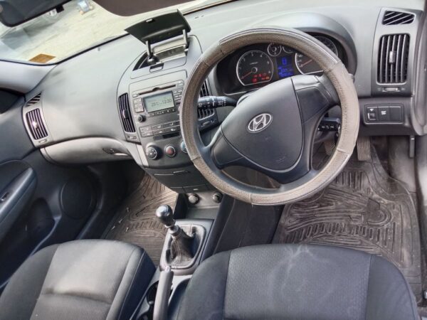 P5118 - Hyundai i30 2009 White Wrecking - Image 2