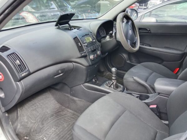 P5118 - Hyundai i30 2009 White Wrecking - Image 5