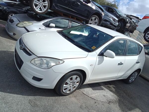 P5118 - Hyundai i30 2009 White Wrecking - Image 10