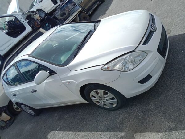 P5118 - Hyundai i30 2009 White Wrecking - Image 11