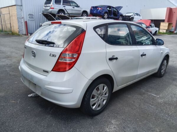 P5118 - Hyundai i30 2009 White Wrecking - Image 16