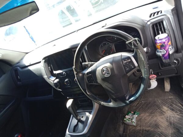 P5120 - Holden Colorado 2019 White Wrecking - Image 3