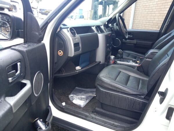 P5132 - Land Rover Discovery 2007 White Wrecking - Image 8