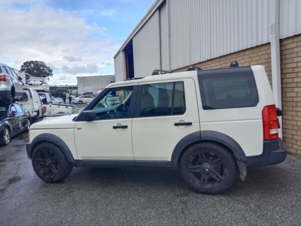P5132 - Land Rover Discovery 2007 White Wrecking - Image 11