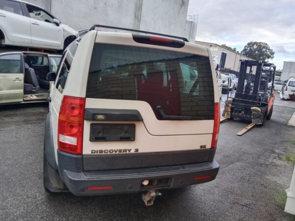 P5132 - Land Rover Discovery 2007 White Wrecking - Image 13
