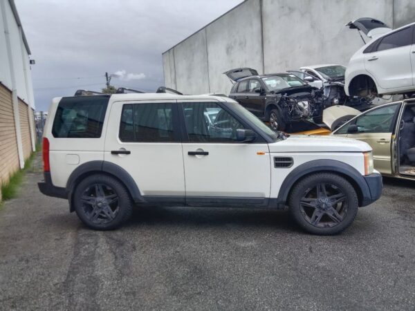 P5132 - Land Rover Discovery 2007 White Wrecking - Image 15