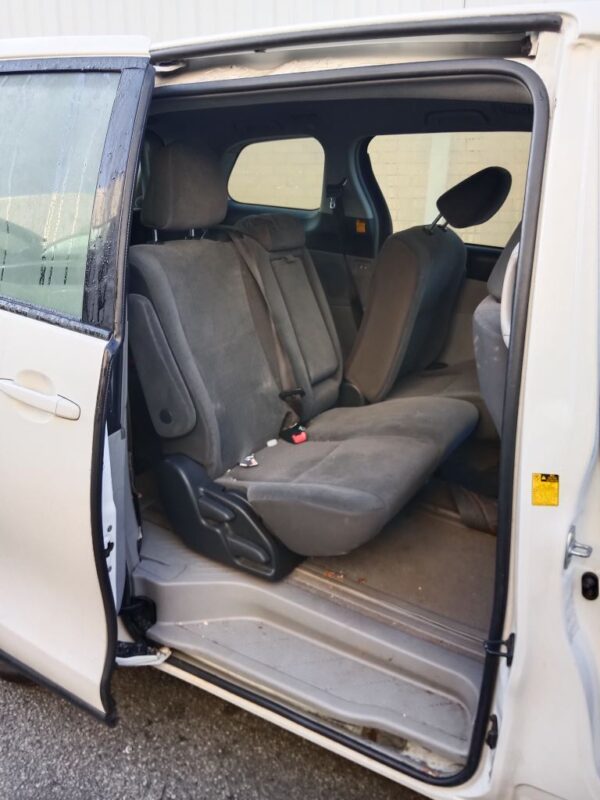 P5143 - Toyota Tarago 2006 White Wrecking - Image 3