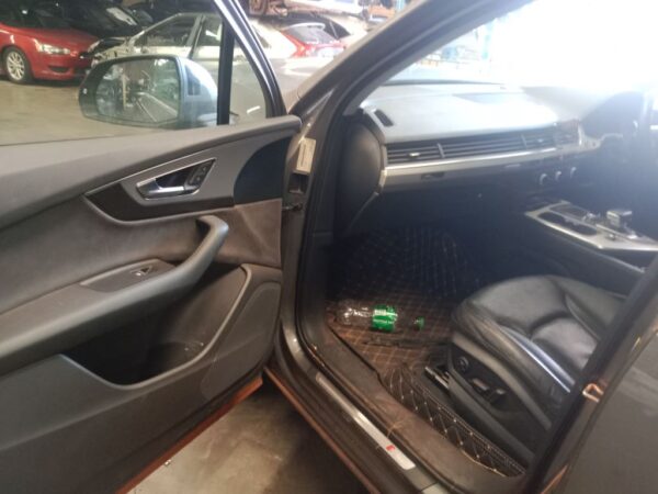 P5146 - Audi Q7 2016 Grey Wrecking - Image 3