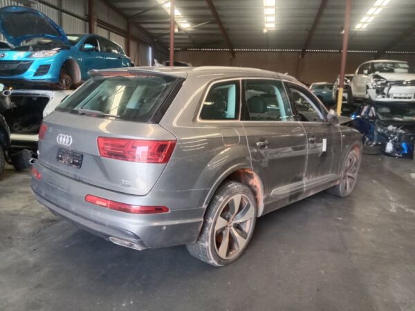 P5146 - Audi Q7 2016 Grey Wrecking - Image 16