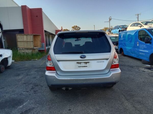 P5149 - Subaru Forester 2006 Silver Wrecking - Image 13
