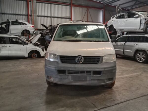 P5157 - Volkswagen transporter 2006 White Wrecking