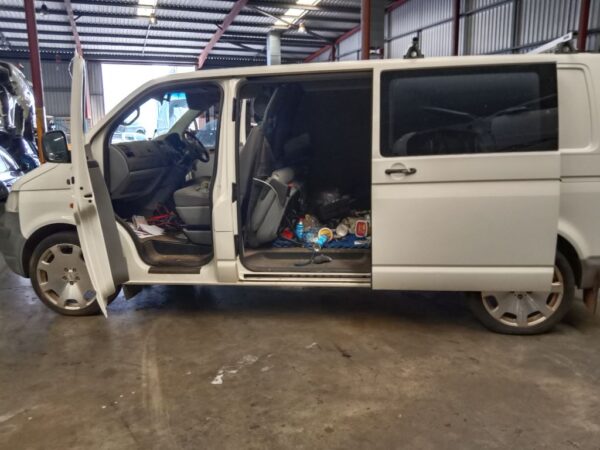 P5157 - Volkswagen transporter 2006 White Wrecking - Image 3